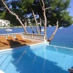 Luxury Ciovo Sleeps 17, Infinity Pool, Seafront *