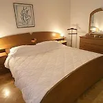 Luxury Ciovo Sleeps 17, Infinity Pool, Seafront