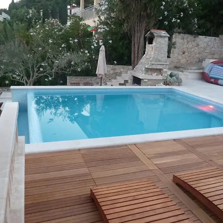 Luxury Ciovo Sleeps 17, Infinity Pool, Seafront *