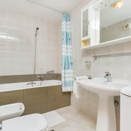 Luxury Ciovo Sleeps 17, Infinity Pool, Seafront Vila *