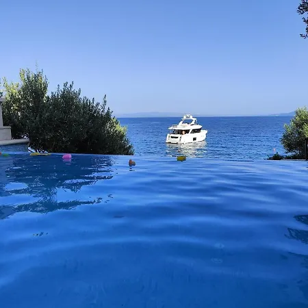 Luxury Ciovo Sleeps 17, Infinity Pool, Seafront