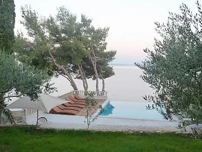 Luxury Ciovo Sleeps 17, Infinity Pool, Seafront * Trogir
