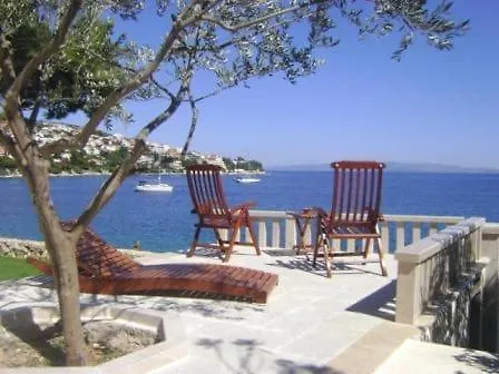 Luxury Ciovo Sleeps 17, Infinity Pool, Seafront *