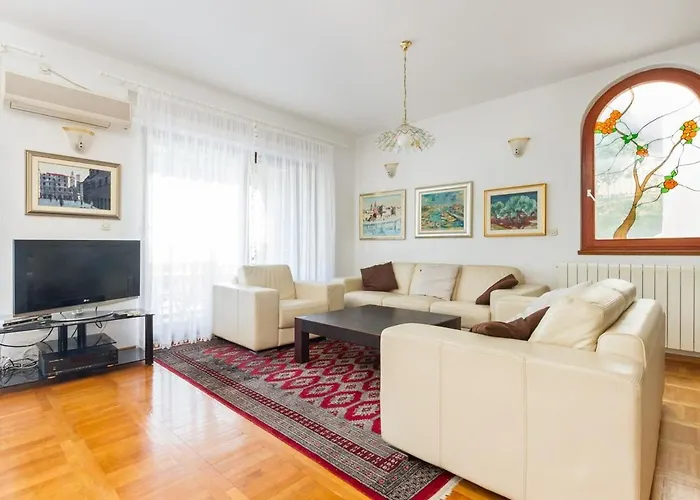 Luxury Ciovo Sleeps 17, Infinity Pool, Seafront Villa