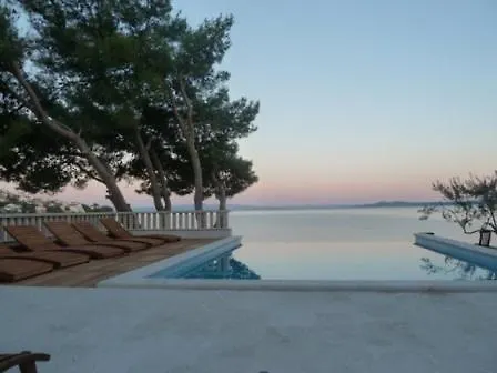 Villa Luxury Ciovo Sleeps 17, Infinity Pool, Seafront Trogir