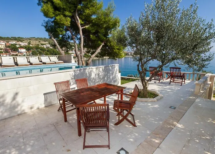 Villa Luxury Ciovo Sleeps 17, Infinity Pool, Seafront *