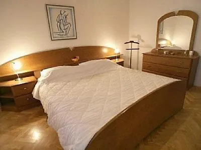 Luxury Ciovo Sleeps 17, Infinity Pool, Seafront