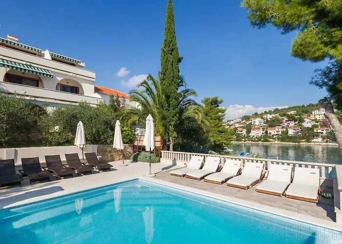 Luxury Ciovo Sleeps 17, Infinity Pool, Seafront *