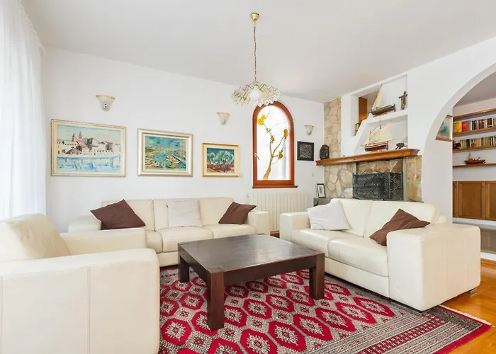 Luxury Ciovo Sleeps 17, Infinity Pool, Seafront *