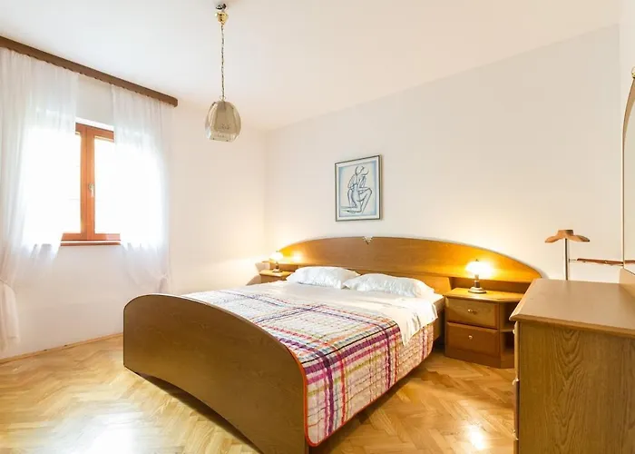 Luxury Ciovo Sleeps 17, Infinity Pool, Seafront * Trogir
