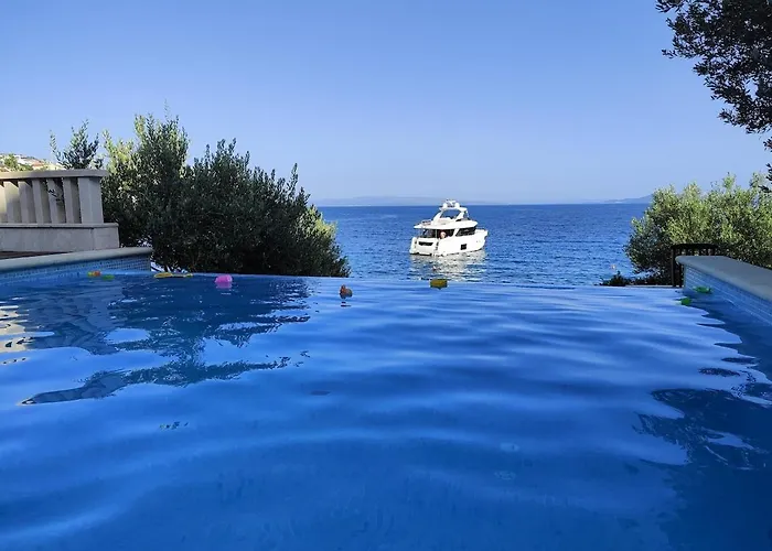 Luxury Ciovo Sleeps 17, Infinity Pool, Seafront