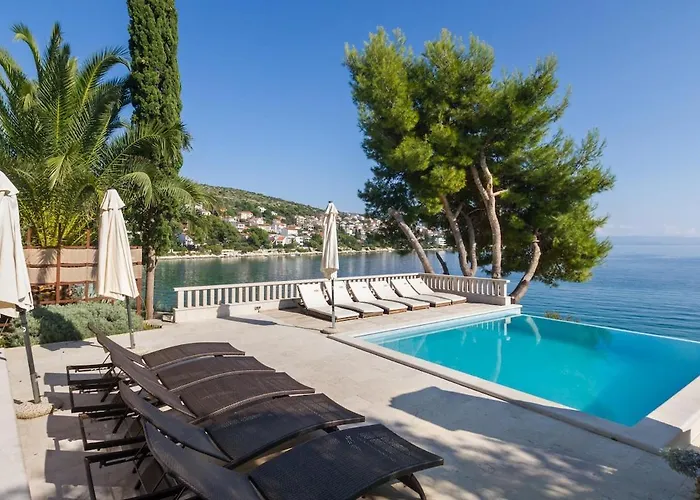 Luxury Ciovo Sleeps 17, Infinity Pool, Seafront Villa Trogir