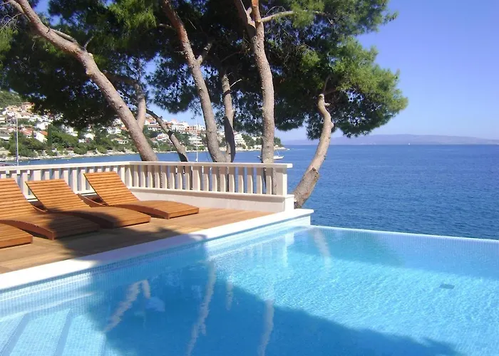Luxury Ciovo Sleeps 17, Infinity Pool, Seafront Villa