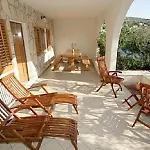 Luxury Ciovo Sleeps 17, Infinity Pool, Seafront