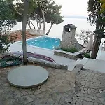Luxury Ciovo Sleeps 17, Infinity Pool, Seafront Trogir