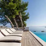 Luxury Ciovo Sleeps 17, Infinity Pool, Seafront Villa *