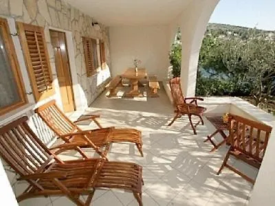 Luxury Ciovo Sleeps 17, Infinity Pool, Seafront