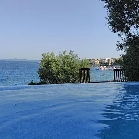 Vila Luxury Ciovo Sleeps 17, Infinity Pool, Seafront