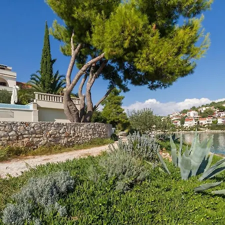 Vila Luxury Ciovo Sleeps 17, Infinity Pool, Seafront Trogir