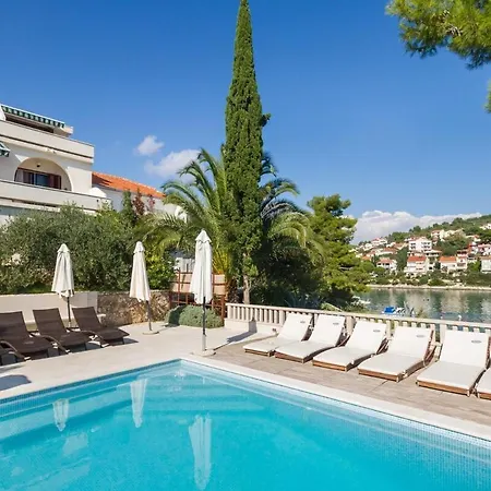 Luxury Ciovo Sleeps 17, Infinity Pool, Seafront *