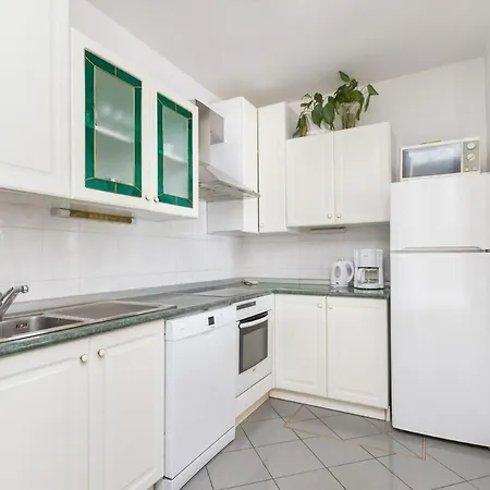 Luxury Ciovo Sleeps 17, Infinity Pool, Seafront Vila *