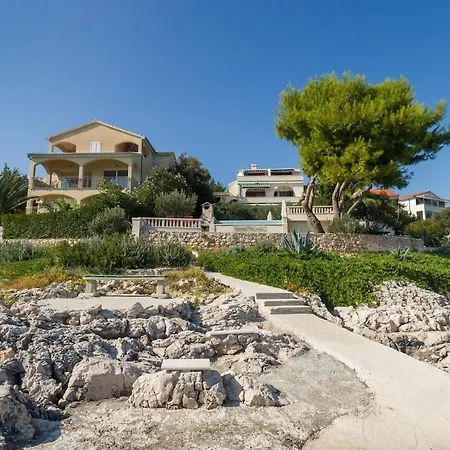 Luxury Ciovo Sleeps 17, Infinity Pool, Seafront Trogir
