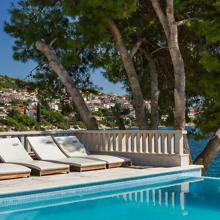 Luxury Ciovo Sleeps 17, Infinity Pool, Seafront Vila *