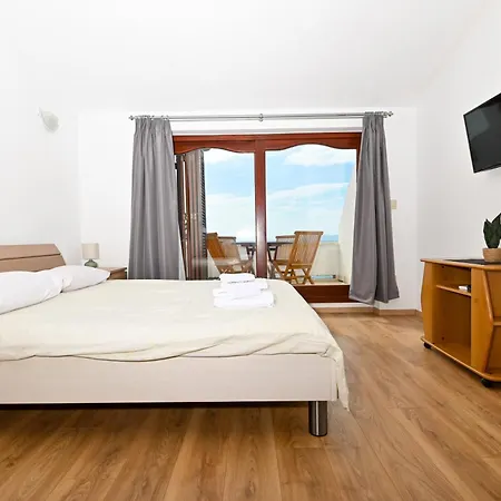 Luxury Ciovo Sleeps 17, Infinity Pool, Seafront Villa *