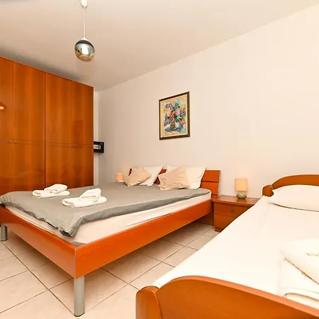Luxury Ciovo Sleeps 17, Infinity Pool, Seafront Villa Trogir