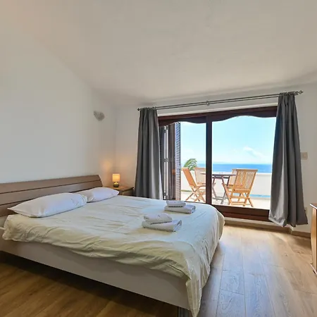 Luxury Ciovo Sleeps 17, Infinity Pool, Seafront * Trogir