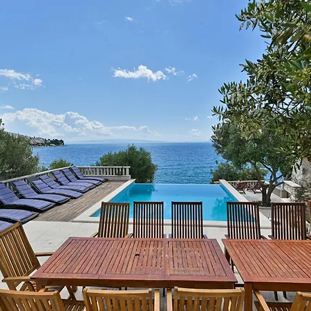 Luxury Ciovo Sleeps 17, Infinity Pool, Seafront *