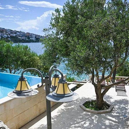 Luxury Ciovo Sleeps 17, Infinity Pool, Seafront Trogir