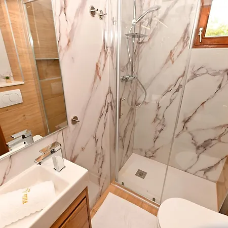 Villa Luxury Ciovo Sleeps 17, Infinity Pool, Seafront *