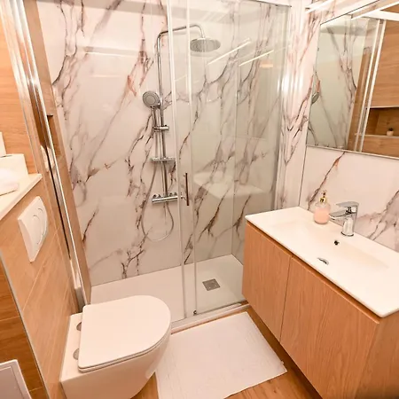 Luxury Ciovo Sleeps 17, Infinity Pool, Seafront *