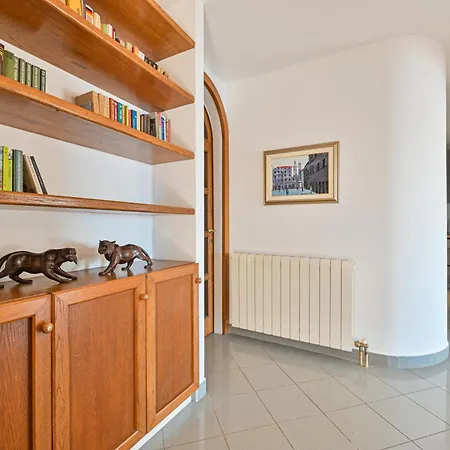 Luxury Ciovo Sleeps 17, Infinity Pool, Seafront Villa