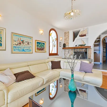 Luxury Ciovo Sleeps 17, Infinity Pool, Seafront * Trogir