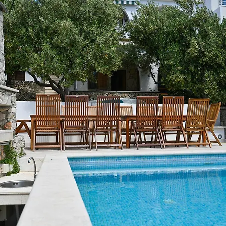 Luxury Ciovo Sleeps 17, Infinity Pool, Seafront