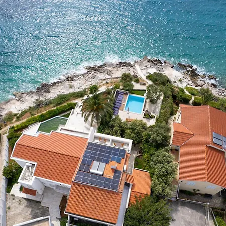 Luxury Ciovo Sleeps 17, Infinity Pool, Seafront * Trogir