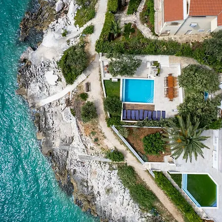 Luxury Ciovo Sleeps 17, Infinity Pool, Seafront *