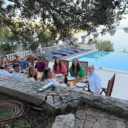 Luxury Ciovo Sleeps 17, Infinity Pool, Seafront Vila *