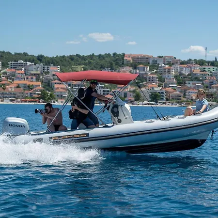 Vila Luxury Ciovo Sleeps 17, Infinity Pool, Seafront