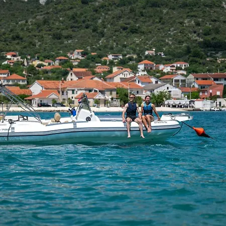 Luxury Ciovo Sleeps 17, Infinity Pool, Seafront *