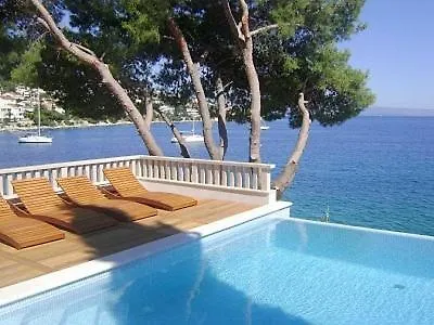 Luxury Ciovo Sleeps 17, Infinity Pool, Seafront *