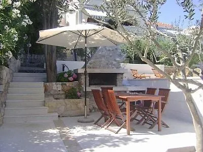 Luxury Ciovo Sleeps 17, Infinity Pool, Seafront * Trogir