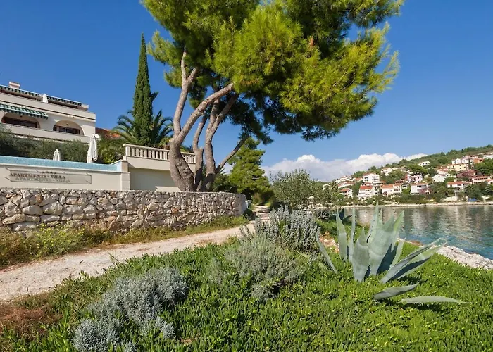 Willa Luxury Ciovo Sleeps 17, Infinity Pool, Seafront Trogir