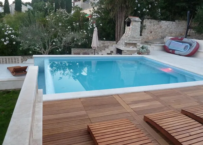 Luxury Ciovo Sleeps 17, Infinity Pool, Seafront *