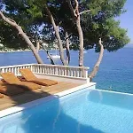 Luxury Ciovo Sleeps 17, Infinity Pool, Seafront *